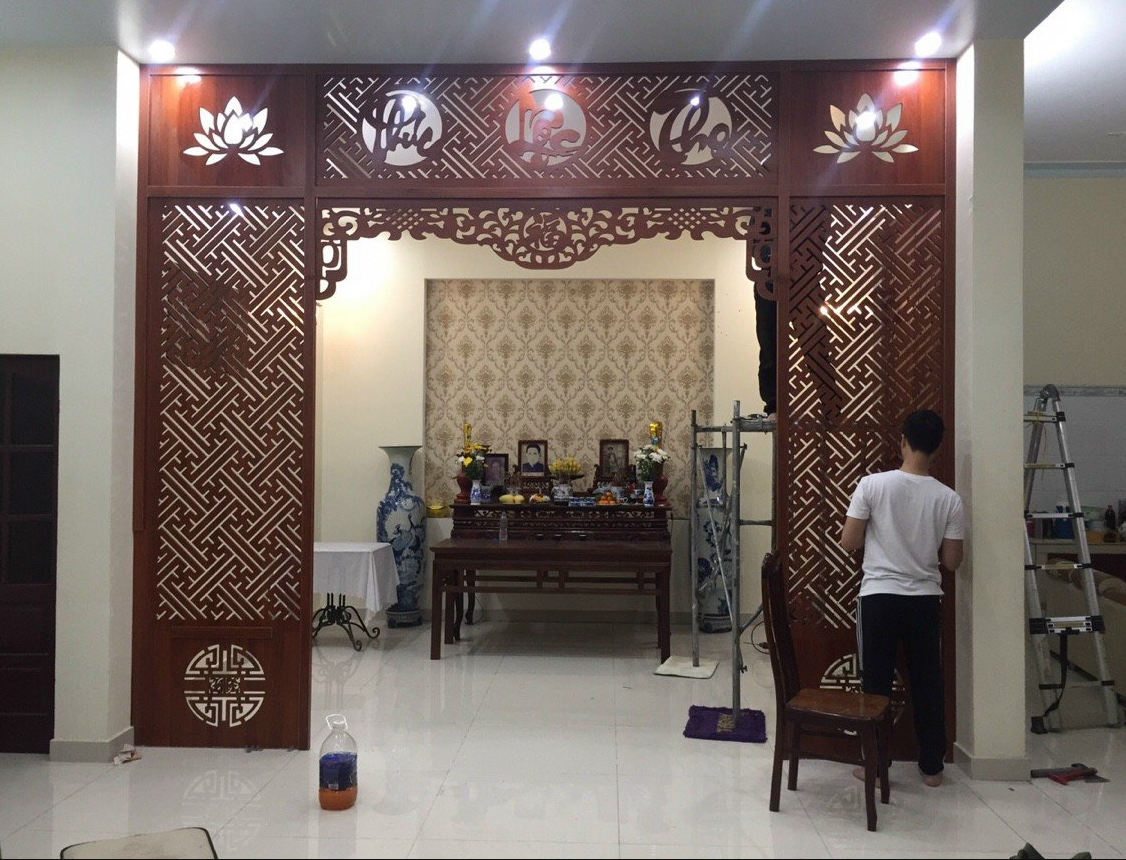 Cải tạo phòng thờ với vách thờ và cửa võng